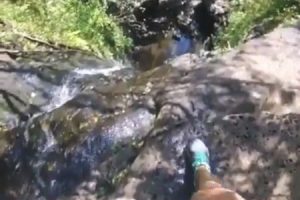 放送事故。ハイキングの生配信中に足を滑らせて滝から落下してしまった女性の映像。