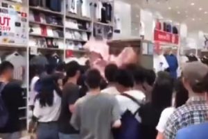 中国のユニクロに客が殺到してヤバい動画。KAWSコラボTシャツを求める客が殴り合いも。