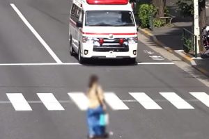 緊急走行中の救急車を完全に無視するすごい女が東京で撮影される。これ気付かないなんてある？