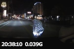 富山で赤信号を横断する歩行者を神回避したのに乱暴されてしまう車載ビデオ。これはひどい。