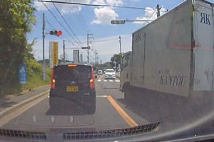 兵庫県三木市でとんでもない暴走トラックが撮影される。これは通報案件。