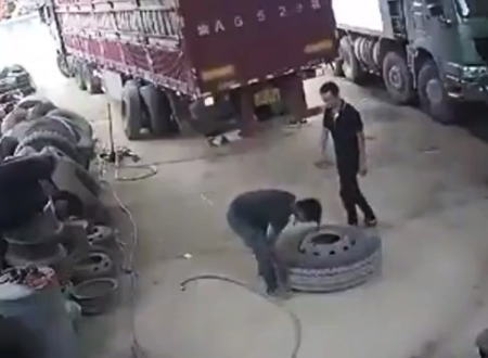 これは怖い。大型タイヤの破裂に巻き込まれてしまう作業員の映像が中国で撮影される。