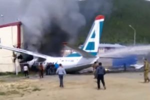 ロシアで着陸に失敗した旅客機が滑走路を逸れて建物に衝突。その機内映像が公開される。