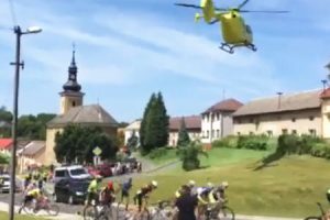 これはひどいｗｗｗ自転車レースの先頭集団を大混乱に陥れたヘリコプターの映像。