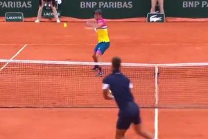 テニスの全仏オープン、ペール戦で飛び出した錦織圭の珍しいポイントの動画。