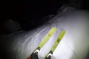 真っ暗闇をヘッドライトの明かりだけで滑り降りる真夜中スキーがおもしろい。