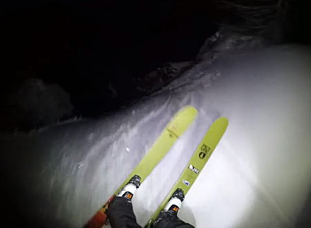 真っ暗闇をヘッドライトの明かりだけで滑り降りる真夜中スキーがおもしろい。