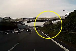 東名高速で自衛隊のジープが大事故。そのドライブレコーダー映像が公開される。