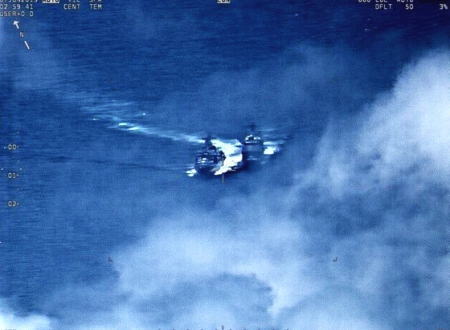 フィリピン海でアメリカのミサイル巡洋艦とロシアの駆逐艦が異常接近の動画でロシアの余裕っぷりがｗｗｗ