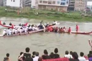 一方通行じゃないの？中国のドラゴンボートレースで起きた危ない事故の映像。