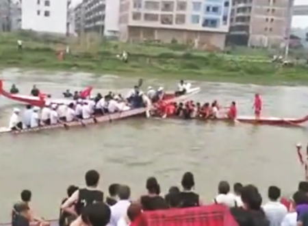 一方通行じゃないの？中国のドラゴンボートレースで起きた危ない事故の映像。