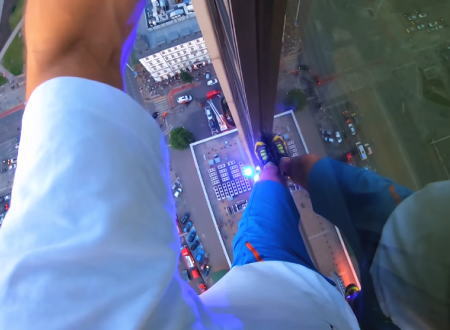 命綱無しで42階建てホテルの窓ガラスを登りきってしまう男のGoPro映像。