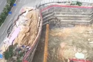 中国の建設現場で見た事がないタイプの崩壊事故が起きる。掘りすぎた結果？