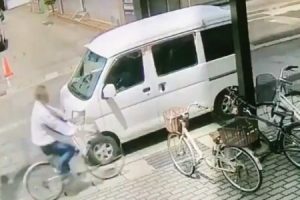 会津若松市で撮影された車上荒らしの犯行の瞬間。動画に映るわずか10秒の間に見つけて盗んで去る。