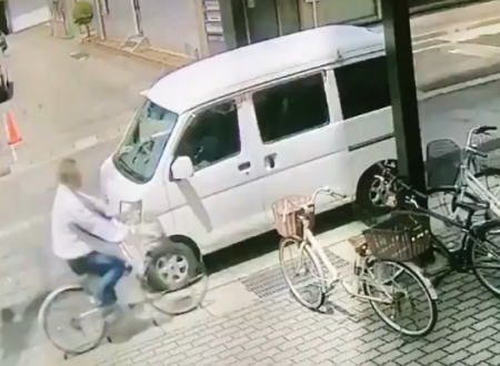 会津若松市で撮影された車上荒らしの犯行の瞬間。動画に映るわずか10秒の間に見つけて盗んで去る。