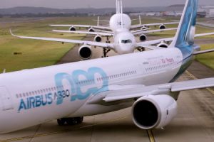 エアバス社が航空機開発50周年を記念して大型旅客機による編隊飛行を披露。ベルーガもいるよ。