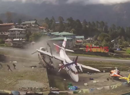 テンジンヒラリー空港で起きた離陸滑走中の飛行機がヘリコプターに突っ込む事故の映像。