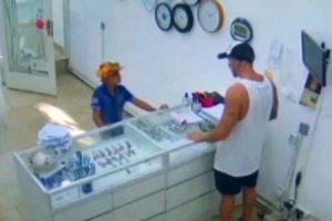 おもちゃの拳銃を持って武装強盗しようとした9歳の男の子が店主に追い返される。アルゼンチン。