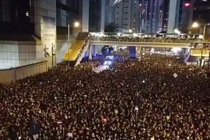 香港のデモで救急車の為にみんなが一斉に道を開ける動画がすごいと話題に。