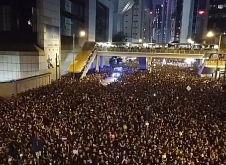 香港のデモで救急車の為にみんなが一斉に道を開ける動画がすごいと話題に。