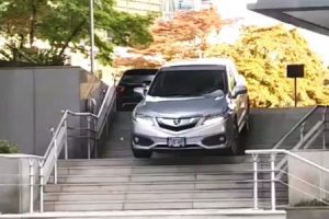 車で階段を下りる事を選んでしまった女性ドライバーの映像。乗ってて良かったSUV？