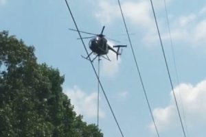 アメリカさんが豪快すぎる。ヘリコプターから吊り下げた巨大なチェーンソーのようなもので枝を切り落とす動画。