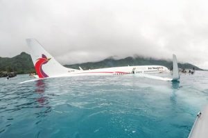 視界不良で着陸に失敗して海に着水したニューギニア航空73便（ボーイング737）のコクピット映像が公開される。