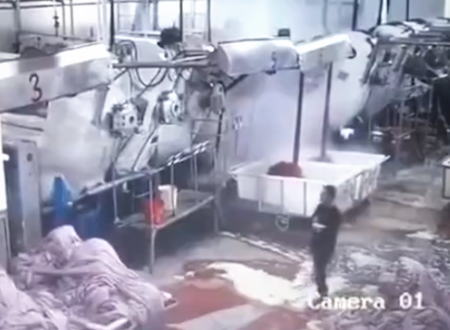 中国の染色工場で起きた爆発に巻き込まれてしまった従業員の映像。