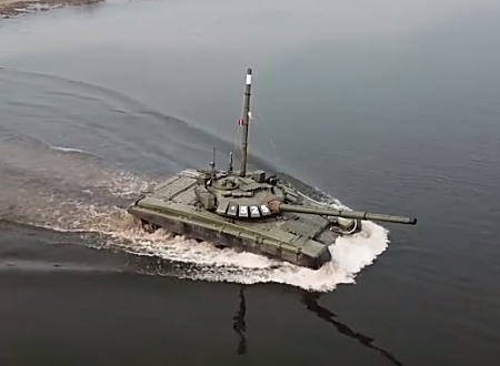 ロシアの戦車T-72B3はシュノーケルを装備して水深5メートルの川を渡れる。