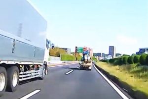 東名高速でユンボを積んだダンプが横転してしまう事故の瞬間ドライブレコーダー。