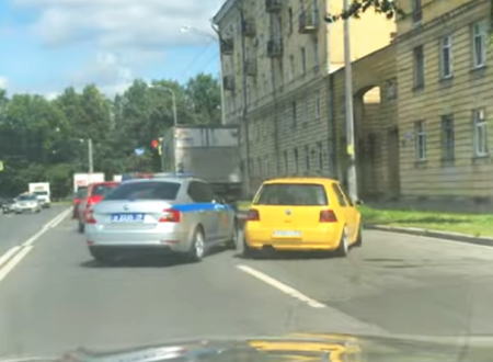 このパトカー最低すぎるｗｗｗナンバー無しのゴルフに先回りしようとしたパトカーがｗｗｗ