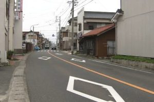 愛知県でロードバイクで女性をひき逃げした34歳の男が逮捕される。防犯カメラの映像。