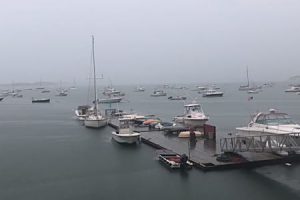 ヨットの高いマストに雷が落ちる瞬間がボストン港で撮影される。閃光注意。
