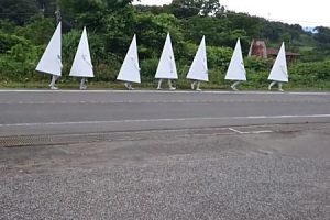 なんだこれ。群馬県渋川市の国道353号線で三角白装束な謎の集団が撮影される。