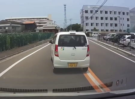 ほんとに怖い高齢者の運転。もう運転しちゃいかんレベルの軽自動車が香川で撮影される。