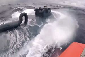 アメリカの沿岸警備隊が半潜水艦型の麻薬密輸船を追いかける動画がすごい。