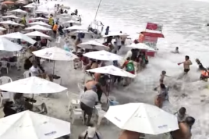 ビーチを襲った突然の大波にパニックになる海水浴客。リオデジャネイロ。