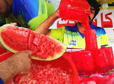 パキスタンで大繁盛しているスイカジュース屋台の動画が人気に。職人の包丁さばきに惚れる動画。