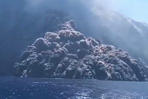 海面を滑るように追いかけてくる火砕流。イタリアのストロンボリ島が再び噴火。