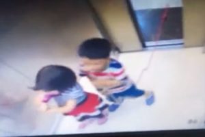 エレベーターで小さな男の子が首を吊って窒息しかけた恐ろしい事故の映像。
