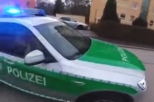 ドイツのパトカー警官がぬるすぎるｗｗｗ美味しそうな物を食べている警官に止められた車載。