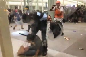 香港のデモがもうガチでヤバイ。空港で群衆に襲われた警官が拳銃を抜いてデモ隊に向けてしまう。