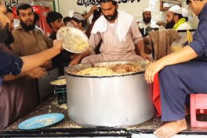 お皿の使い方が特徴的なパキスタンのストリートフードの魅力。チャワル料理。
