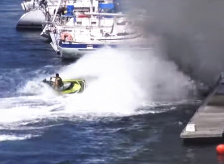 ジェットスキーの使い方色々。ボート火災の消火活動を手助けした男のGJ動画。
