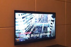 これが中国の情報規制。BBCで香港デモが流れた瞬間に画面が消えるテレビの動画が話題に。