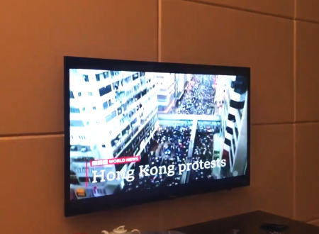 これが中国の情報規制。BBCで香港デモが流れた瞬間に画面が消えるテレビの動画が話題に。
