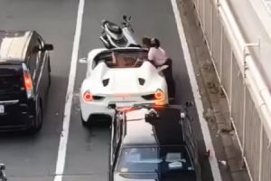 あおり運転トラブル？大阪でフェラーリをガンガン殴る原付DQNが撮影される(((ﾟДﾟ)))