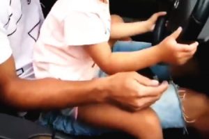 炎上の予感。小学一年生くらいの女の子に車を運転させる動画がネットに投稿される。