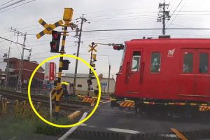 なにこれ飛び込み未遂！？名鉄津島線の踏切で撮影された迫る電車に飛び出す人の動画(((ﾟДﾟ)))