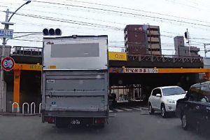 高さ制限のバーに豪快に突っ込むトラックが神戸市で撮影される。あああｗｗｗ